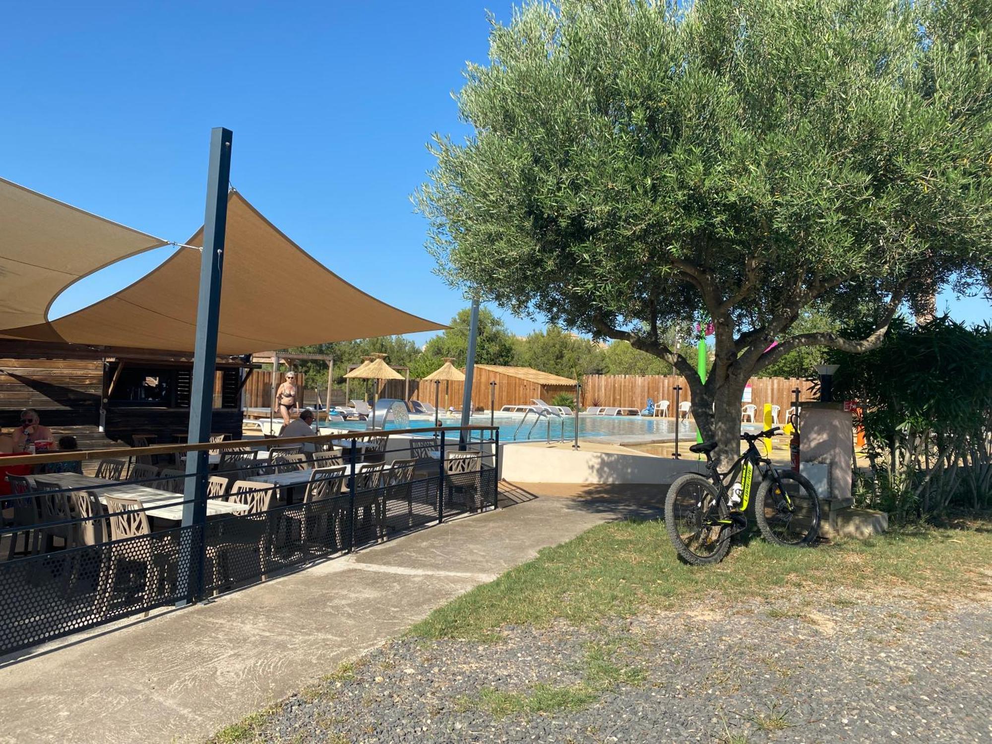 Camping Les Amandiers Castelnau-de-Guers Extérieur photo